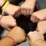 習い事で友だちの輪に入れない子どもの背景と安心して通えるための対応策